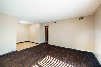 Kingsborough Apartments in Wichita, KS - Foto de edificio - Interior Photo