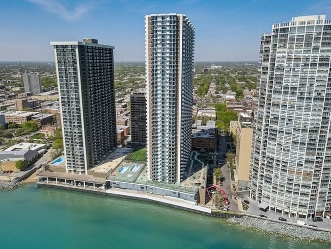 6033 N Sheridan Rd in Chicago, IL - Building Photo - Building Photo