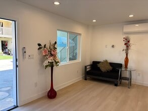 2221 Alabama St, Unit # 4 in Huntington Beach, CA - Foto de edificio - Building Photo