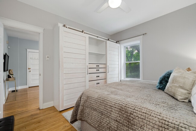 3805 N Ravenswood Ave, Unit 1 in Chicago, IL - Building Photo - Building Photo