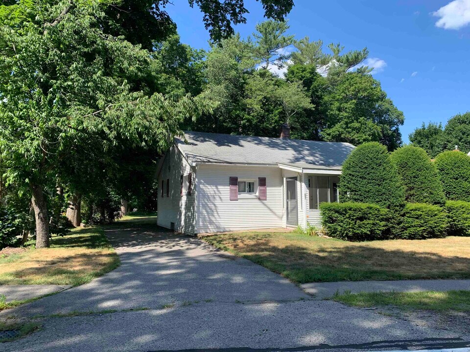 67 Cable Rd in Rye, NH - Building Photo