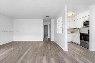 2327 NW 52nd Ct in Fort Lauderdale, FL - Building Photo - Building Photo