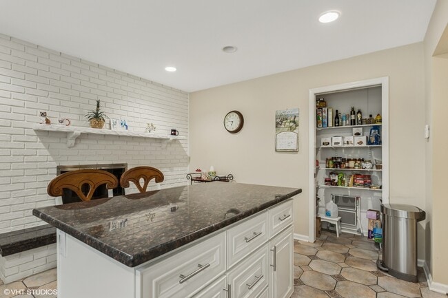 48 Kingston Dr in Oak Brook, IL - Building Photo - Building Photo