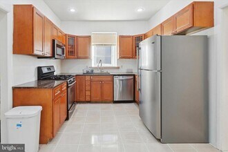 7033 Sherwood Rd in Philadelphia, PA - Building Photo - Building Photo