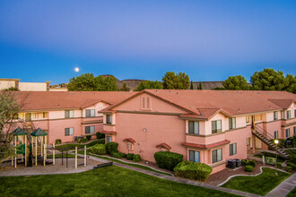 Sunset Springs Apartments in Saint George, UT - Foto de edificio - Building Photo