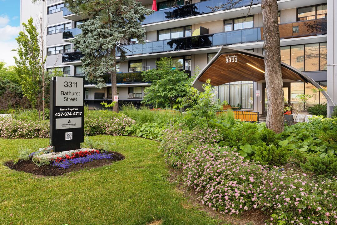 Castilian Apartments in Toronto, ON - Building Photo