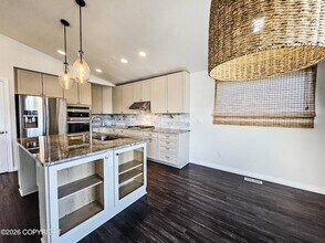 1022 Northpointe Bluff Dr in Anchorage, AK - Building Photo - Building Photo