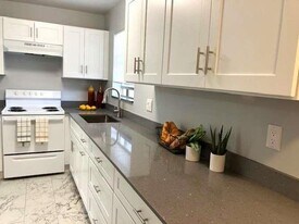 317 Lake Evelyn Dr in West Palm Beach, FL - Building Photo