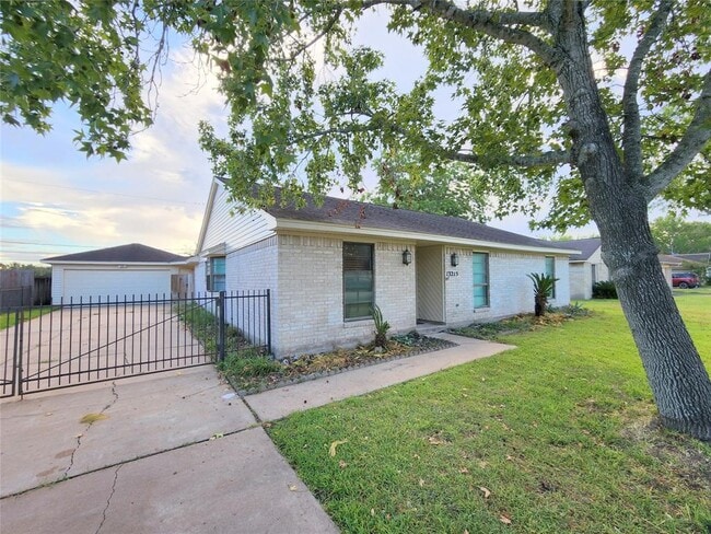 13215 Frank Ln in Stafford, TX - Building Photo - Building Photo