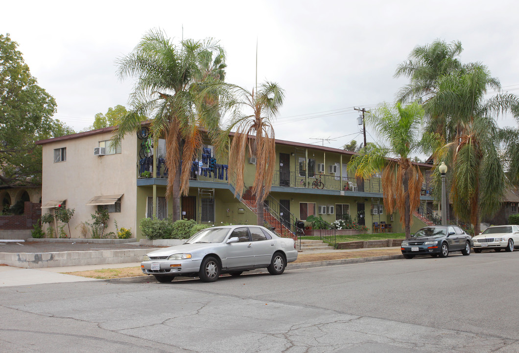 114-120 E 11th St in Corona, CA - Building Photo