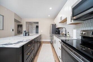 999 N High St in Columbus, OH - Foto de edificio - Building Photo