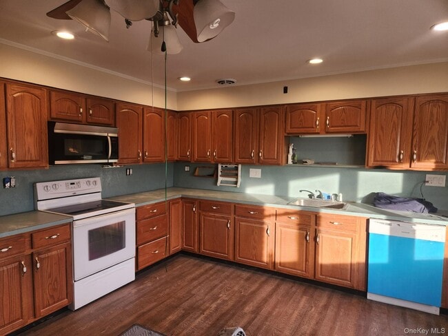 property at 24 Poplar Pl