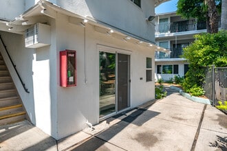 Oasis Apartments in West Covina, CA - Foto de edificio - Building Photo