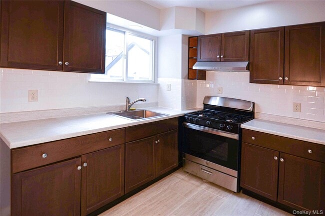 24-10 Gillmore St in Queens, NY - Building Photo - Building Photo