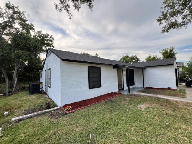 7822 Sharondale Dr in Houston, TX - Building Photo - Building Photo