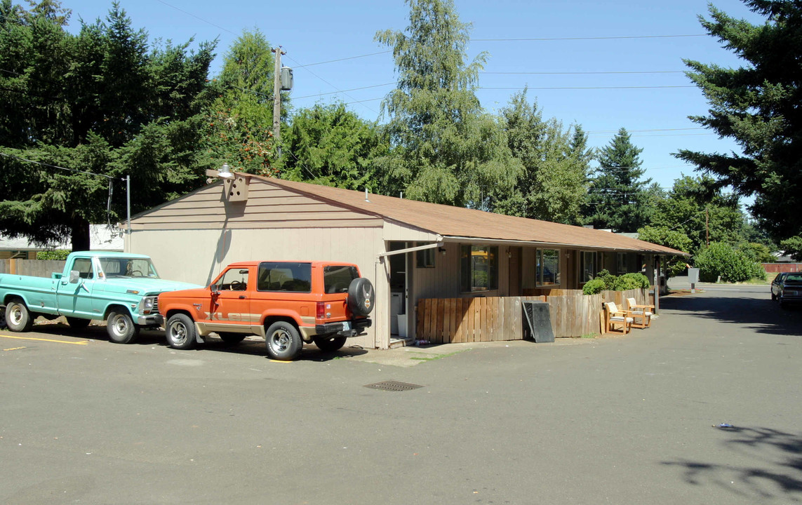 17700 SE Stark St in Portland, OR - Building Photo