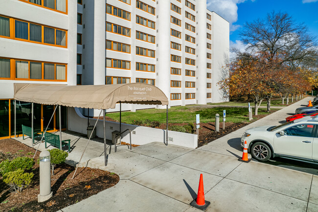 The Racquet Club Apartments in Monroeville, PA - Foto de edificio - Building Photo