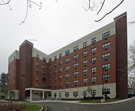 Esther Gitlow Towers in Suffern, NY - Foto de edificio - Building Photo