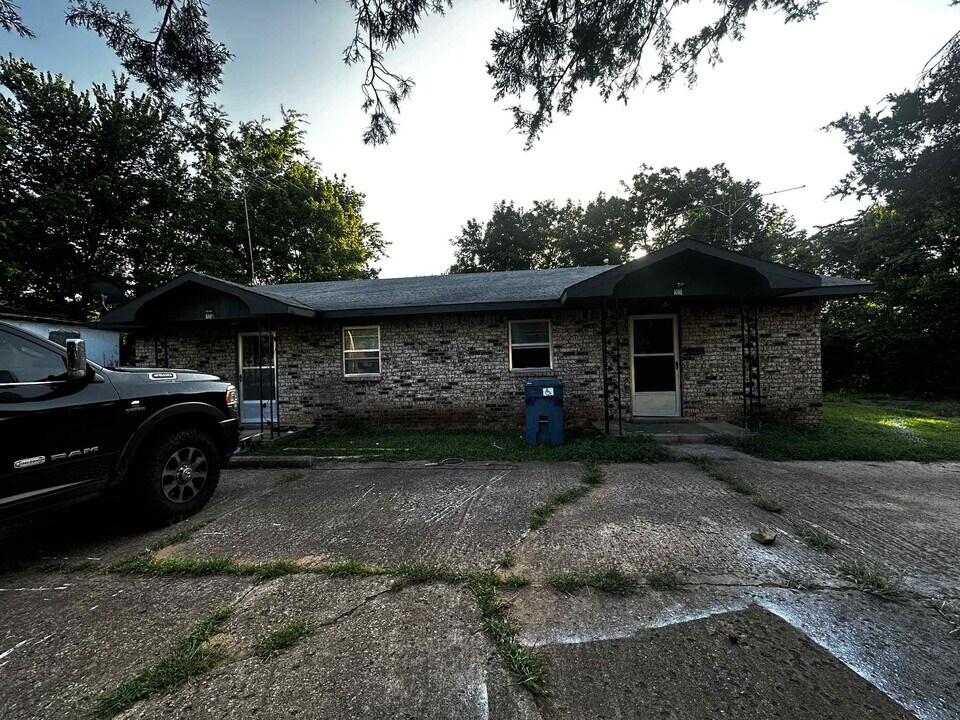801 8th St in Pawnee, OK - Building Photo