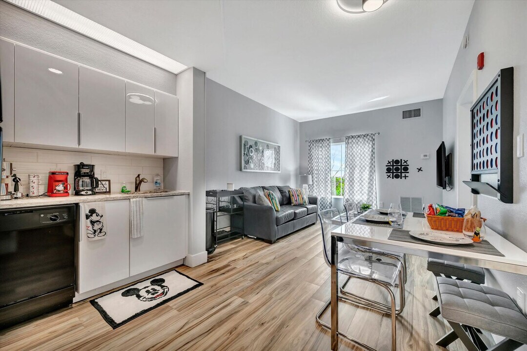 8303 Palm Pkwy in Orlando, FL - Building Photo