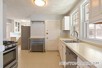 47 Crosby Rd in Newton, MA - Foto de edificio - Building Photo