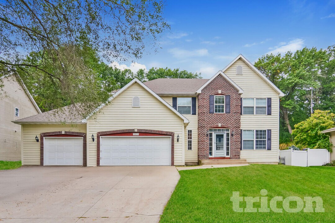 15012 Viewcrest Ln in Burnsville, MN - Building Photo