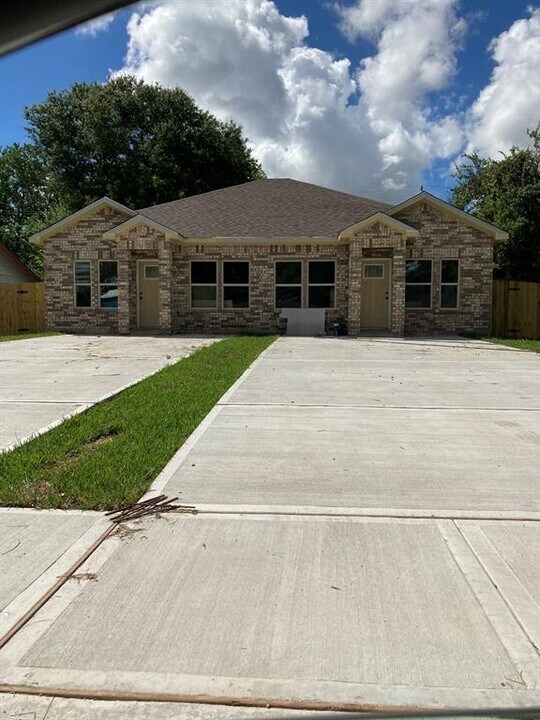 5754 Reed Rd-Unit -B in Houston, TX - Building Photo