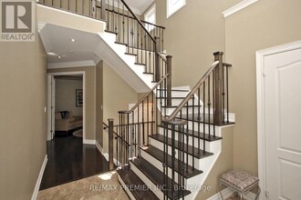 1525 Barbertown Rd in Mississauga, ON - Building Photo - Building Photo