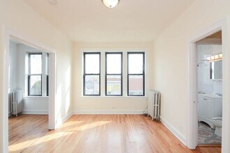 2704 N Sawyer Ave in Chicago, IL - Building Photo - Building Photo