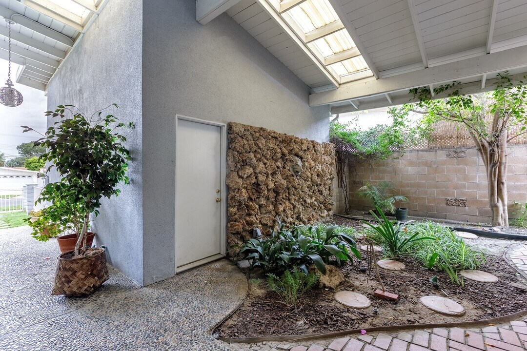 17249 Flanders St in Los Angeles, CA - Building Photo