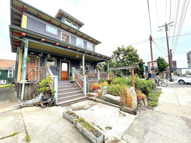 4033 SE Hawthorne Blvd in Portland, OR - Building Photo - Building Photo