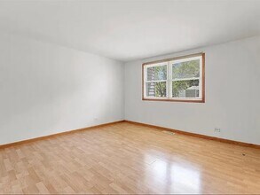 2049 Berkshire Cir in Carpentersville, IL - Building Photo - Building Photo