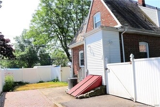 58 Post Rd in Fairfield, CT - Foto de edificio - Building Photo