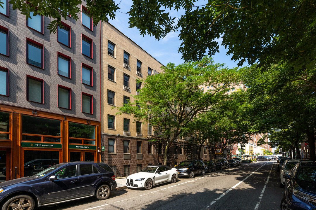 250 W 16th St in New York, NY - Building Photo