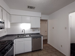 1620 W Braker Ln in Austin, TX - Building Photo - Building Photo
