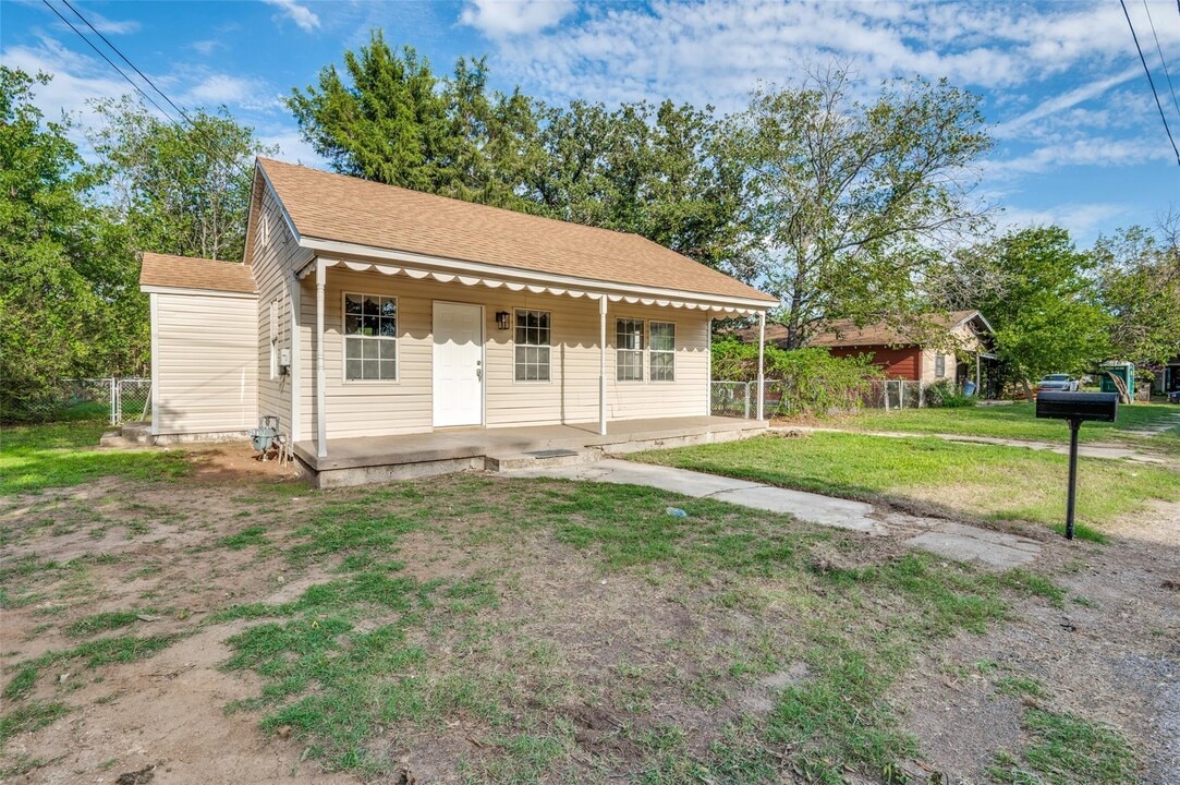 725 N Stephen Ave in Stephenville, TX - Building Photo