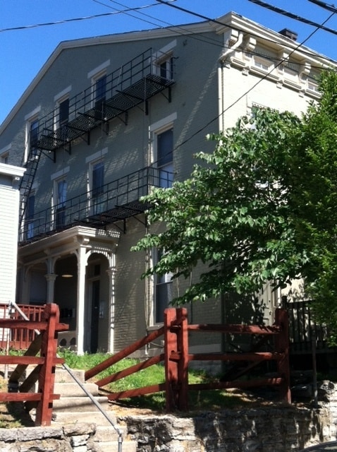 2349 Wheeler St, Unit 1 in Cincinnati, OH - Building Photo - Building Photo