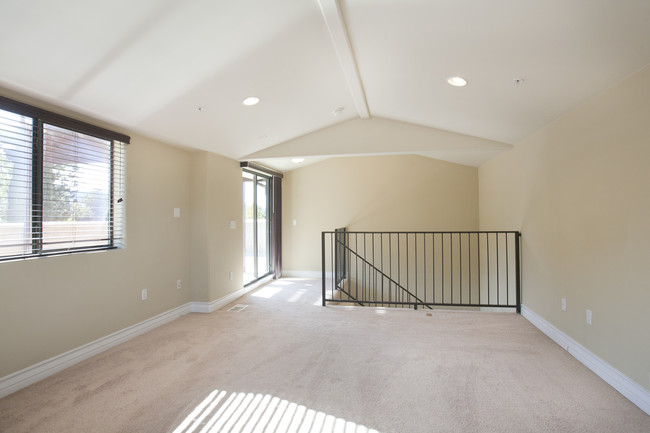 Vista Paradiso in Studio City, CA - Building Photo - Building Photo