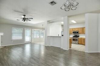 7104 Wandering Oak Rd in Austin, TX - Building Photo - Building Photo
