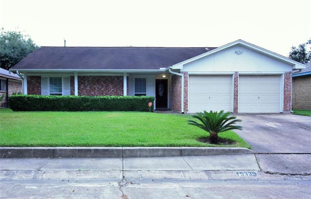 15339 E Hutchinson Cir in Houston, TX - Building Photo