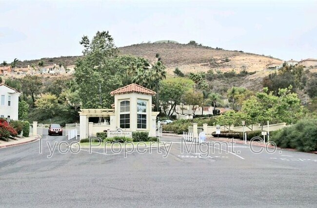 2021 Pleasant Waters Ct in Spring Valley, CA - Foto de edificio - Building Photo