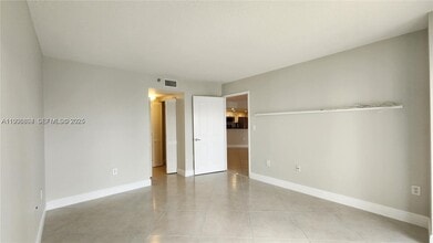 2351 Douglas Rd, Unit 1006 in Miami, FL - Foto de edificio - Building Photo