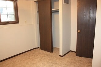 1007 Monroe St in Pella, IA - Building Photo - Building Photo