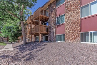 Pikes Place on San Miguel in Colorado Springs, CO - Foto de edificio - Building Photo