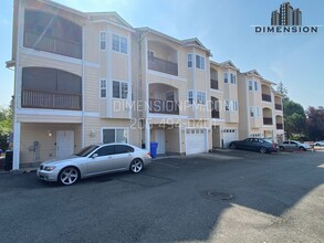Heart of Renton! Amazing 4 bed, 3.5 bath R in Renton, WA - Building Photo - Building Photo