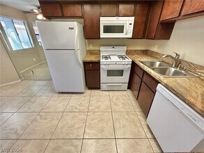 749 Rock Springs Dr in Las Vegas, NV - Foto de edificio - Building Photo