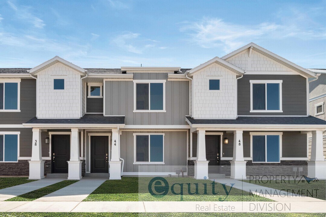 83 Heading Row in Saratoga Springs, UT - Building Photo