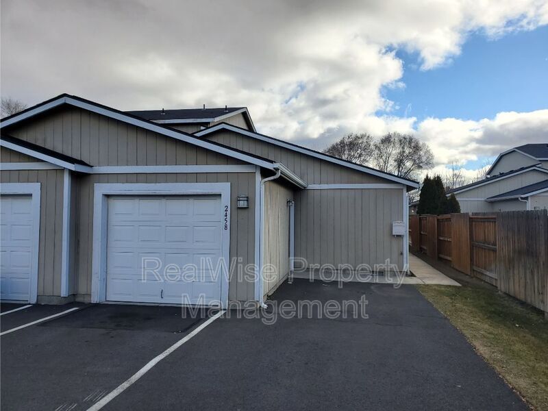 2454 SW 23rd St in Redmond, OR - Building Photo