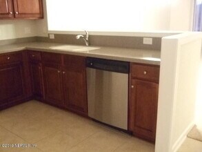 7002 Roundleaf Dr in Jacksonville, FL - Foto de edificio - Building Photo