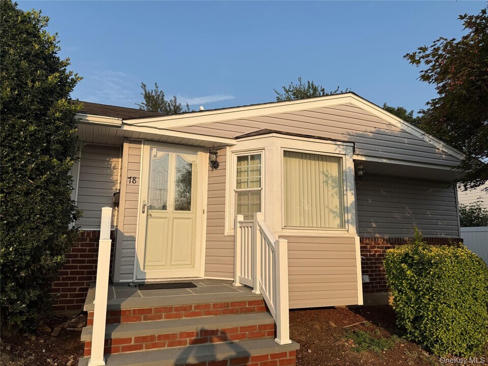 78 Vassar Ln in Hicksville, NY - Building Photo